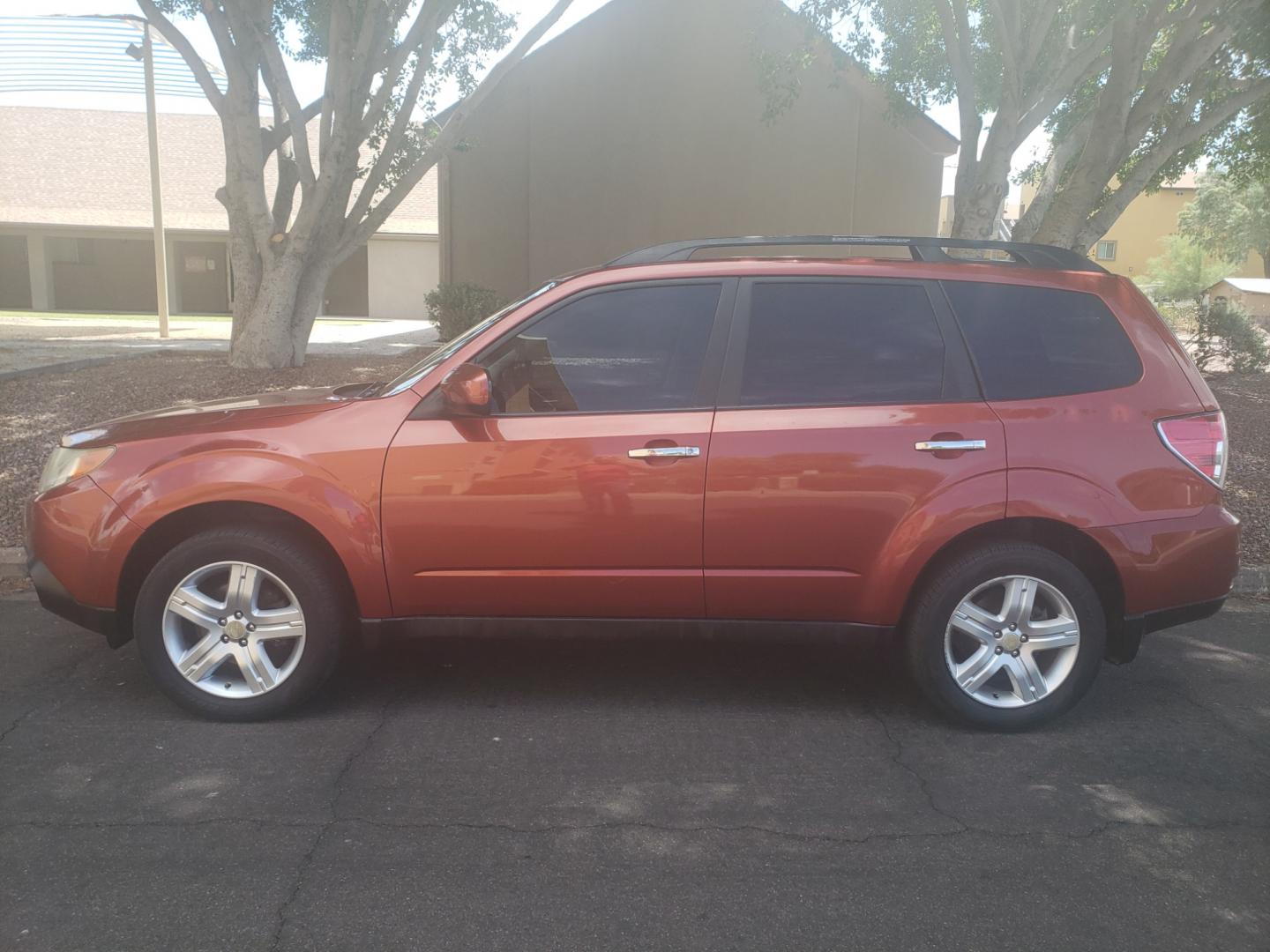 2010 /gray and black Subaru Forester 2.5X Premium (JF2SH6CC4AH) with an 2.5L L4 DOHC 16V engine, 4-Speed Automatic transmission, located at 323 E Dunlap Ave., Phoenix, AZ, 85020, (602) 331-9000, 33.567677, -112.069000 - 2010 Subaru Forester,...... EXCELLENT condition, A Real Must See!! No accidents, Power everything, Ice cold ac, Stereo/CD player, Satellite capable, phone sync, blue tooth, Sunroof, Clean Black and Gray interior with Black leather seats in near perfect condition, power windows, power door locks, Gor - Photo#6